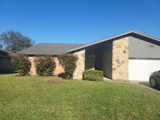 Building Photo - 870 Ridgewood Dr