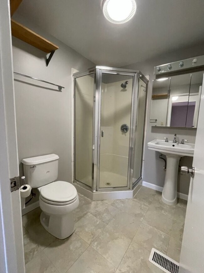Building Photo - Adorable Green Lake Home for Lease- 1 month rent concession!!