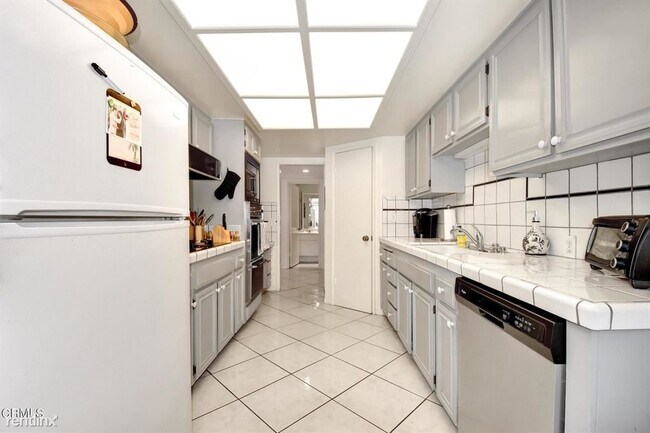 Foto del edificio - 2 br, 1.5 bath Condo - 640 S Lake Ave Apt 102
