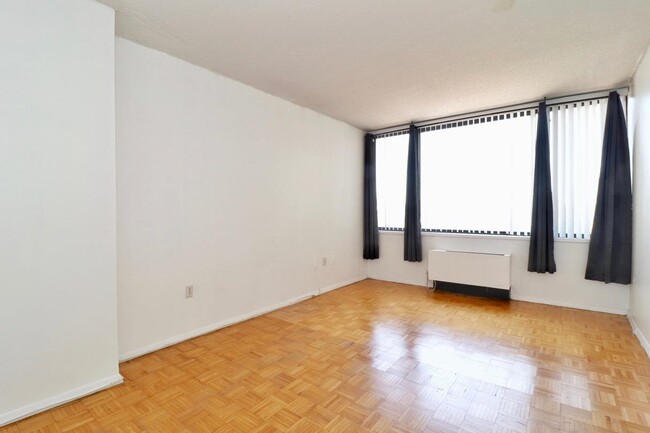 Building Photo - 45 River Dr S