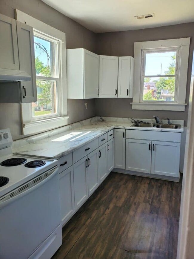 Building Photo - 504 Adams Ave