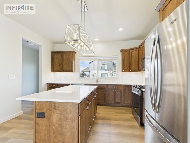 Building Photo - 3 Bedroom plus office space - Modern Comfo...