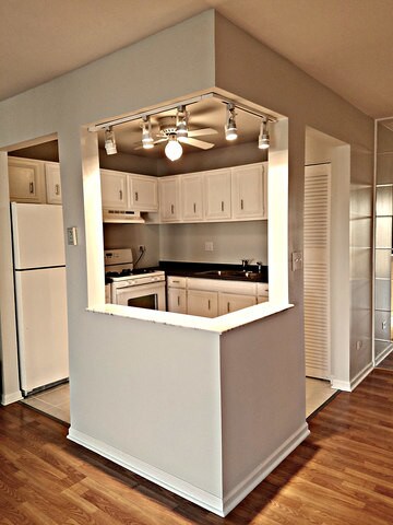 Foto del edificio - 9s070 S Frontage Rd