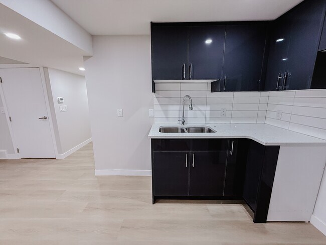 Building Photo - 612-656 56 Ave SW
