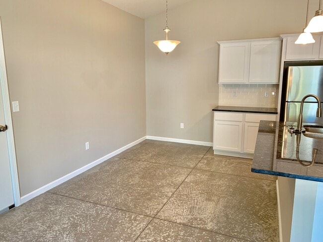 Building Photo - Recent construction --  3 bed/ 2 bath Dupl...
