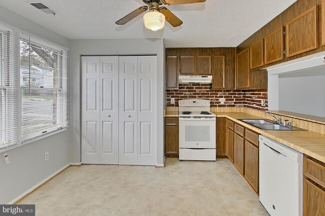 Building Photo - 3446 Brookville Ln