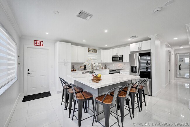 Foto del edificio - 6740 Custer St