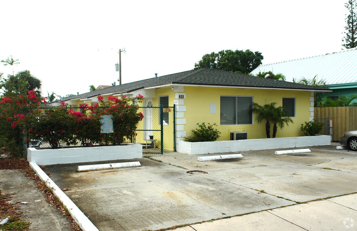 Primary Photo - 622 N M St