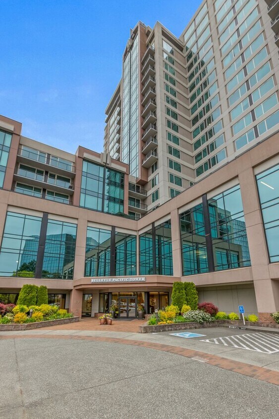 Foto principal - Luxury Executive Condo w/AC in the Heart o...