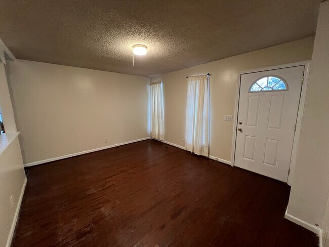 Front door/living area - 3104 Stoney Brook Cir