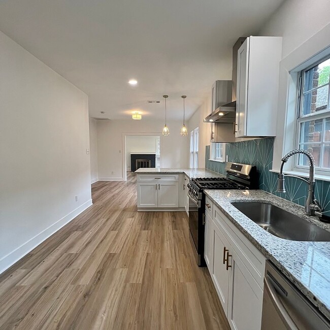 Building Photo - Wonderfully Located and Updated 3/2 in For...