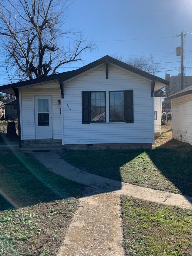 Primary Photo - Two Bedroom Home Close to Medical Center