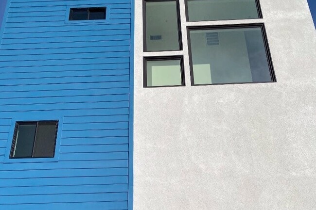 Front of building - 2826 S Norton Ave