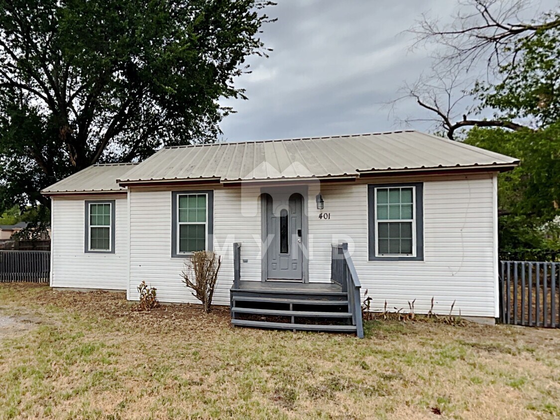 Primary Photo - 401 N Ave B