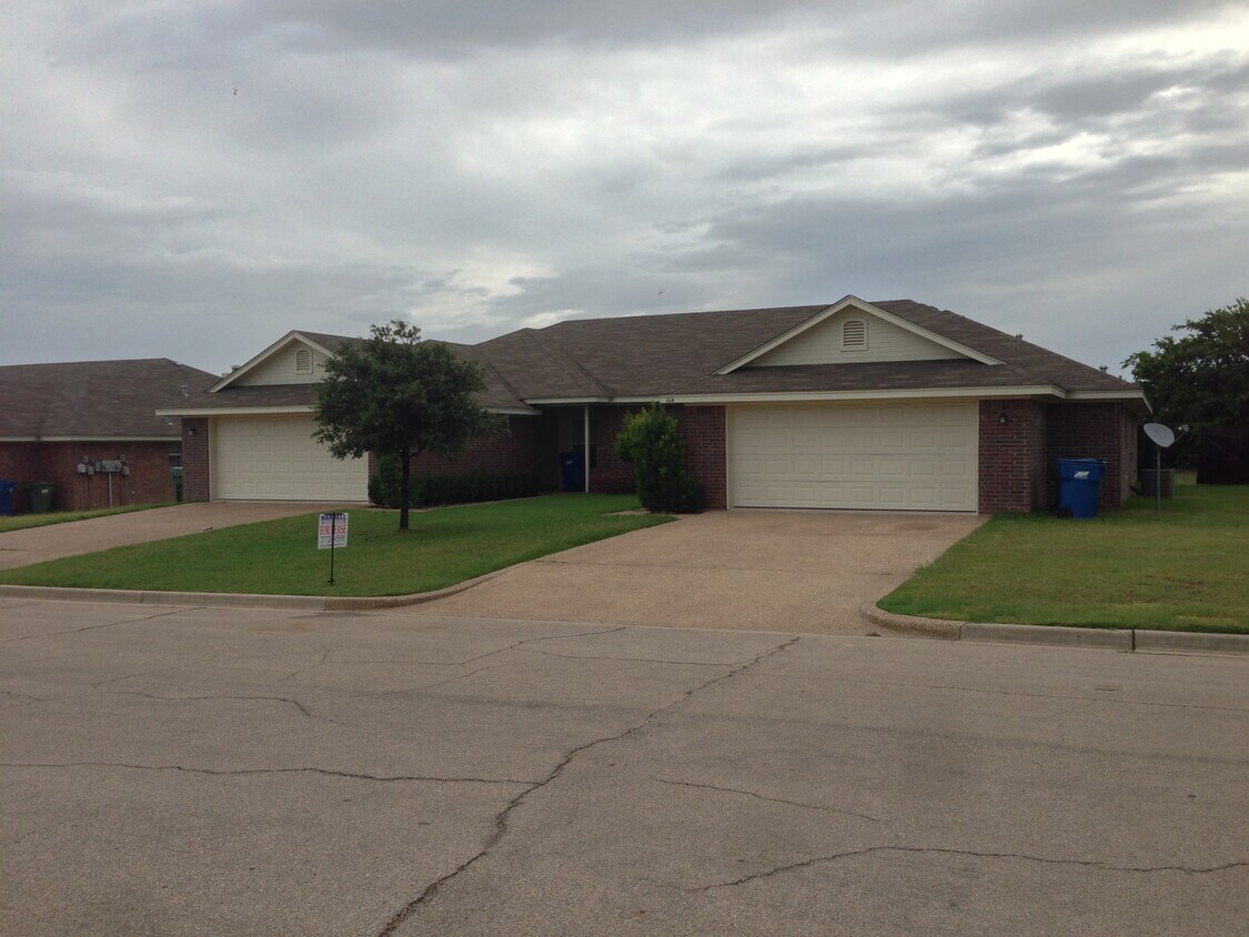 Foto principal - 3BR / 2BA Duplex in Hewitt, Texas | Midway...