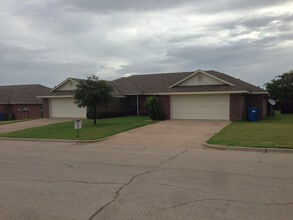 Building Photo - 614 Park Ln