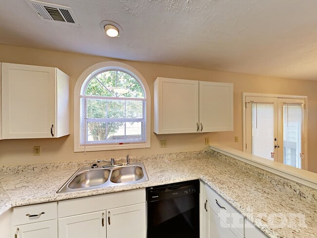 Foto del edificio - 3270 Summit Pl Dr