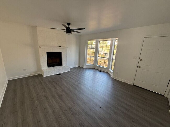 Building Photo - 821 7 Springs Dr