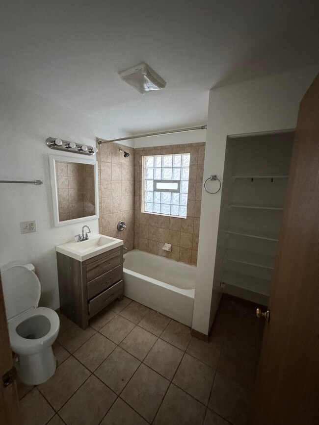 Foto del edificio - 7653 S Green St