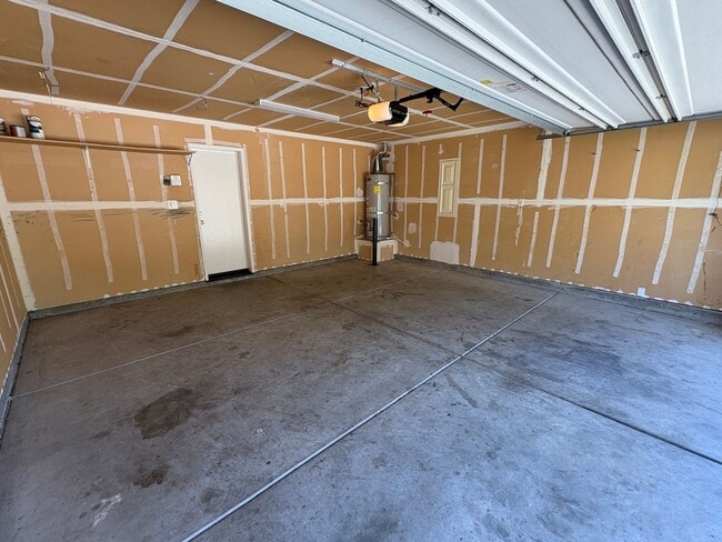 Building Photo - Spacious Two Story Home in SW Visalia Avai...
