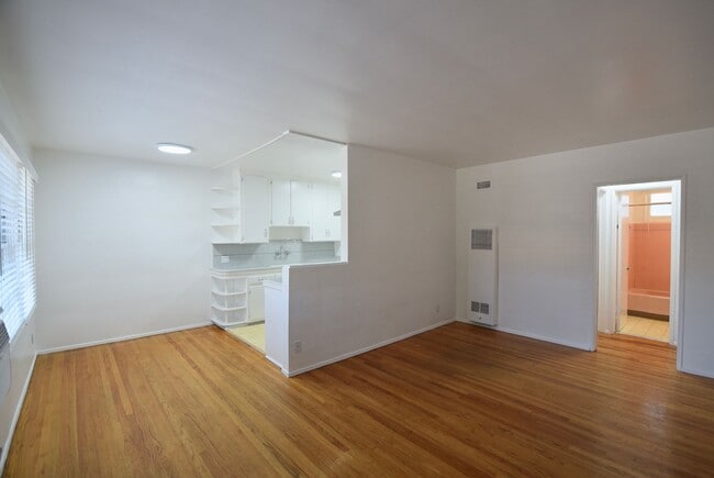 Building Photo - 10924 Camarillo St