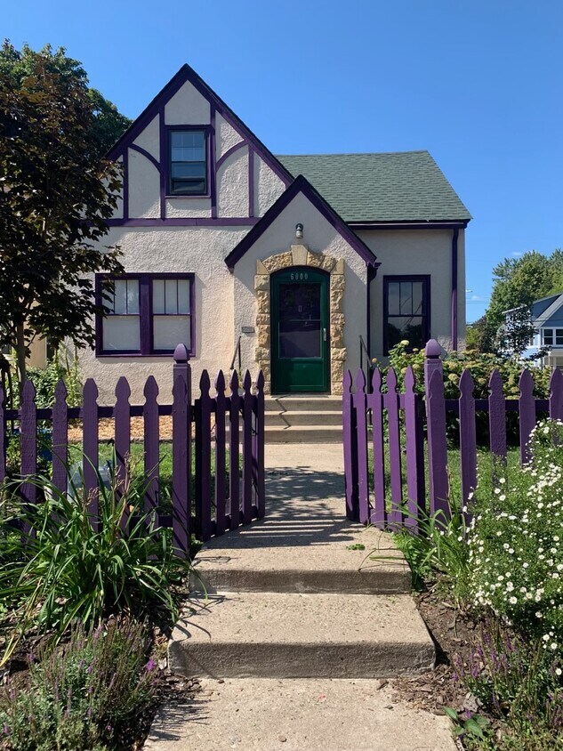 6000 Clinton Ave. TAMBIÉN CONOCIDO COMO "Purple House” - 6000 Clinton Ave