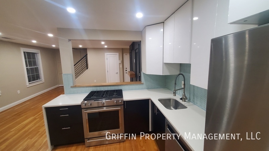 Building Photo - 2123 Young St SE