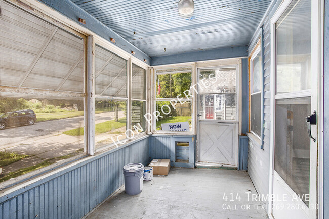 Building Photo - Beautifully updated 2 bedroom, w/ large ba...