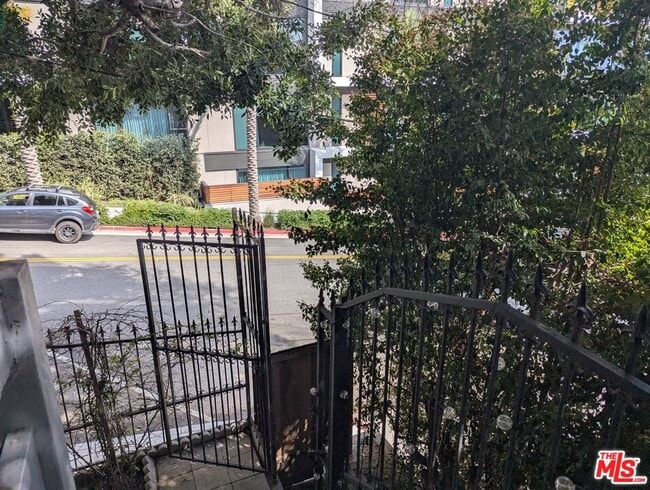 Foto del edificio - 1323 N Olive Dr