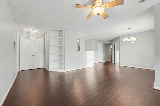 Building Photo - 421 Rivertree Ln