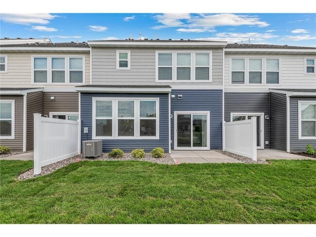 Building Photo - 7195 Walnut Grove Way N