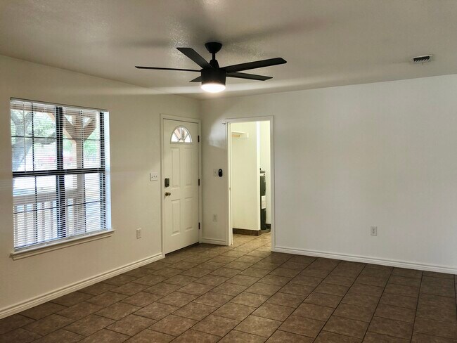Living Room - 112 N Avenue O