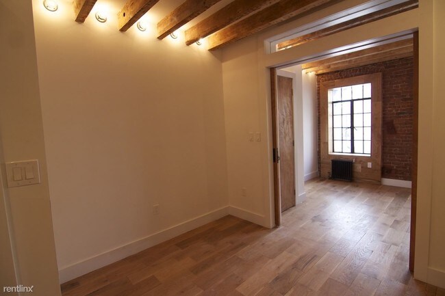 Building Photo - 42 Horatio St