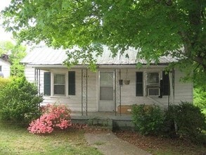 Building Photo - 823 Webster St