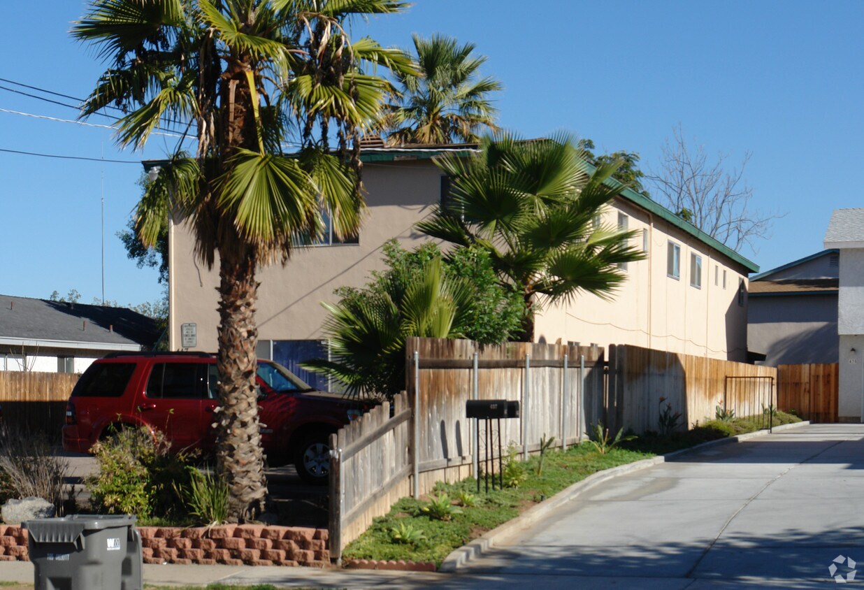 Building Photo - 417-431 Claydelle Ave