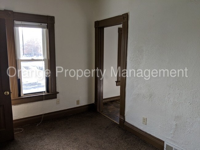 Building Photo - CONVENIENT LOCATION-FIRST MONTH RENT FREE!
