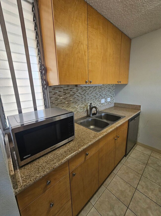 Foto del edificio - Bright 2-Bedroom Condo with Lanai