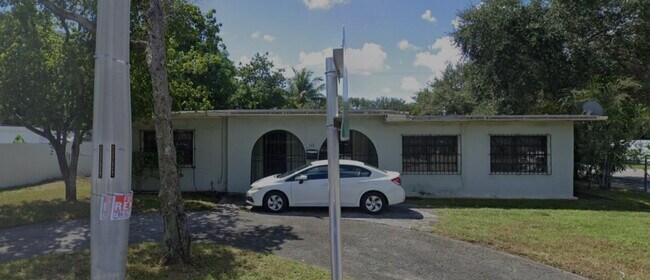 Foto del edificio - 500 NE 135th St