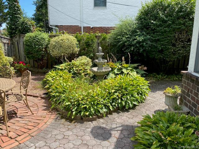 Foto del edificio - 84 Surrey Ln