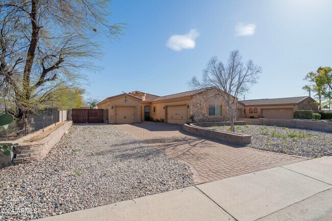 Building Photo - 2917 E Campo Bello Dr