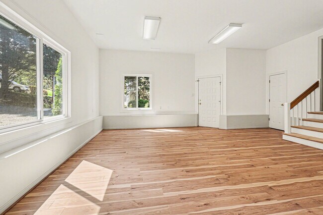 Foto del edificio - Large 4 Bedroom/2.5 Bathroom Home in Bon Air ***Available Early/Mid April***