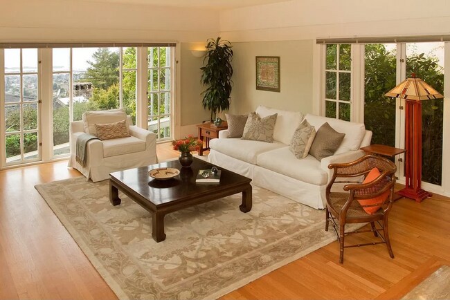 Building Photo - Spacious Beautifully Arranged Apartment in...