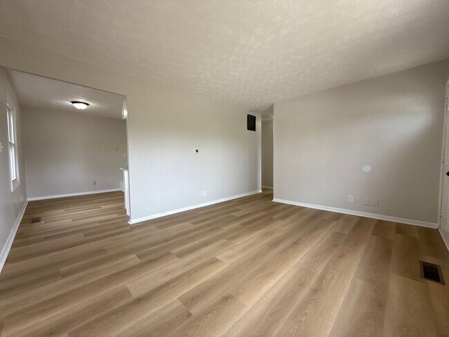 Foto del edificio - Beautifully Updated 3BR Home w/ Fenced Yard & 2-Car Garage