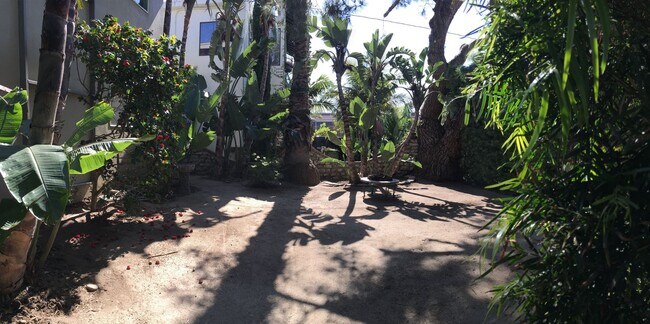 Foto del edificio - 12946 Walsh Ave