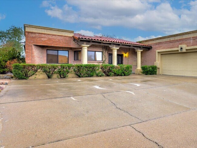 Foto del edificio - PRICE REDUCTION!!!