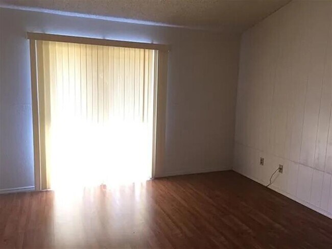 Building Photo - 3 bedrooms