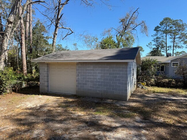 Building Photo - 2 Bedroom 1 Bath Home with a Bonus Room in Valdosta GA