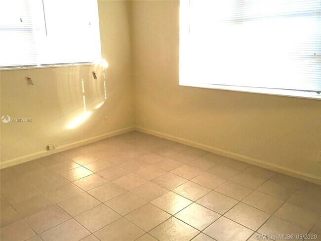 Building Photo - 1437 NE 56th St