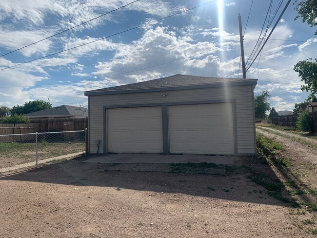 Building Photo - 3 BEDROOM, 1 BATHROOM, RANCH STYLE SINGLE FAMILY HOME WITH OVERSIZED 2 CAR DETACHED GARAGE