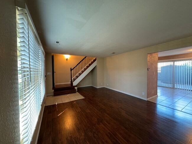 Building Photo - Two Story Townhome in Hayward!